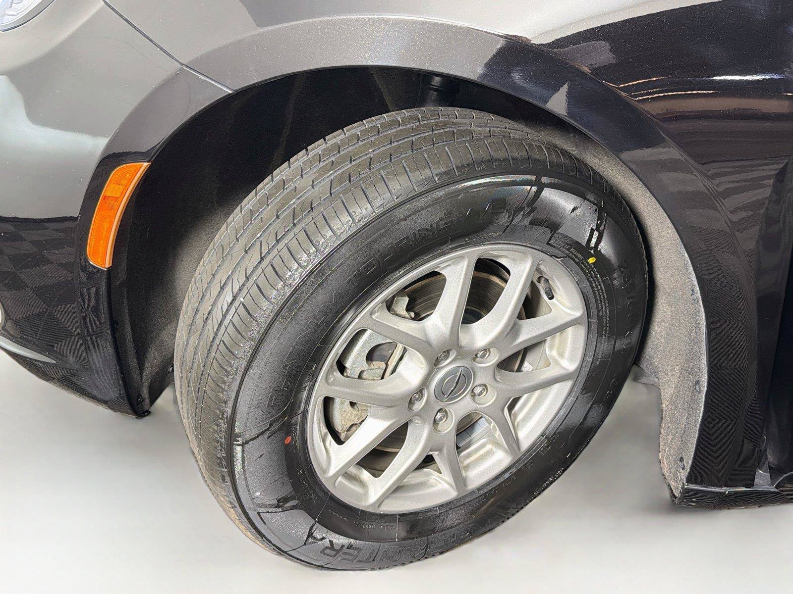 Used 2024 Chrysler Pacifica Touring-L FWD image 37