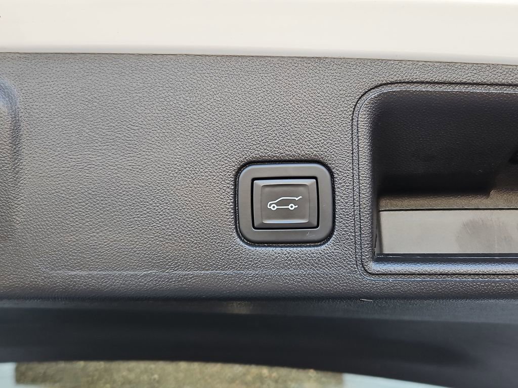 Used 2024 GMC Terrain SLT image 32