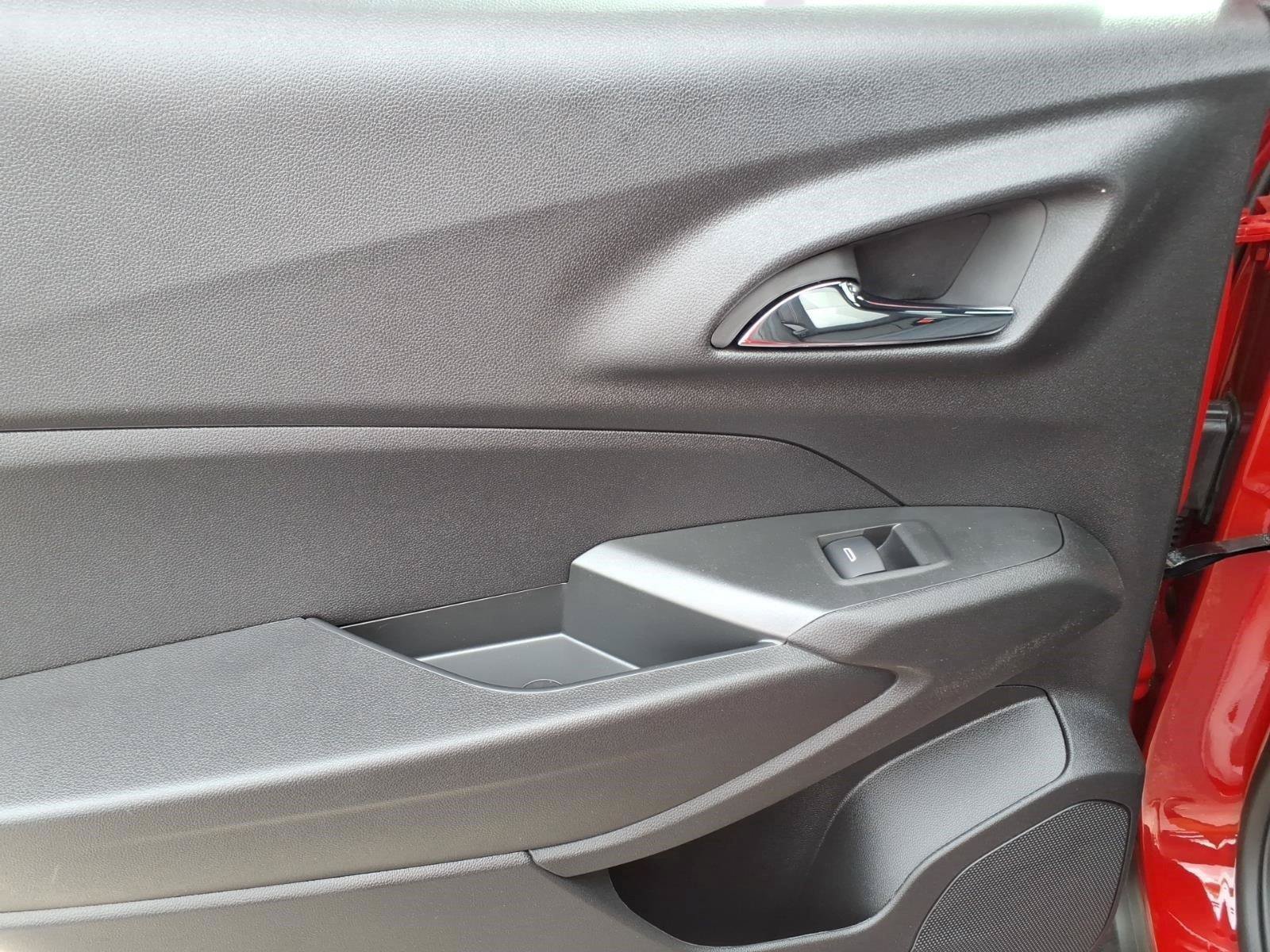 New 2026 Chevrolet Trax RS w/ Sunroof Package FWD image 9