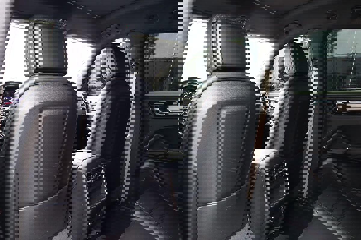 Used 2022 Porsche Cayenne Platinum Edition image 30