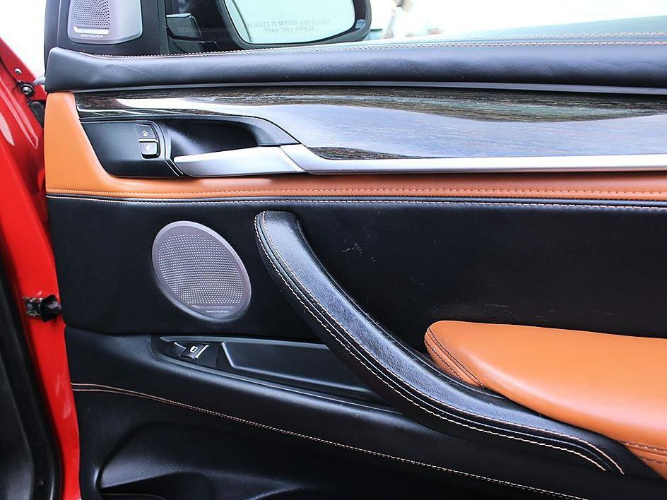 Used 2015 BMW X5 M image 25