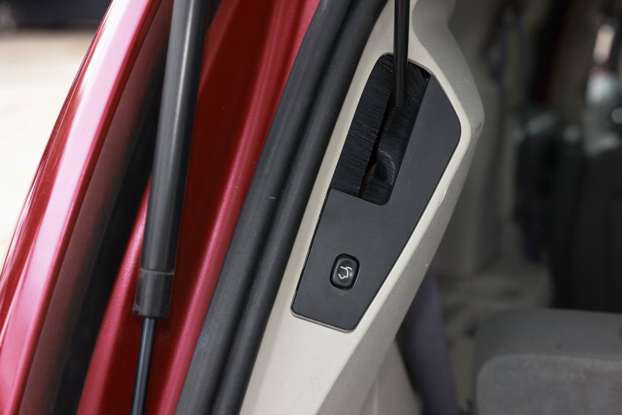 Used 2008 Chrysler Town & Country Touring w/ Entertainment Group #2 FWD image 28