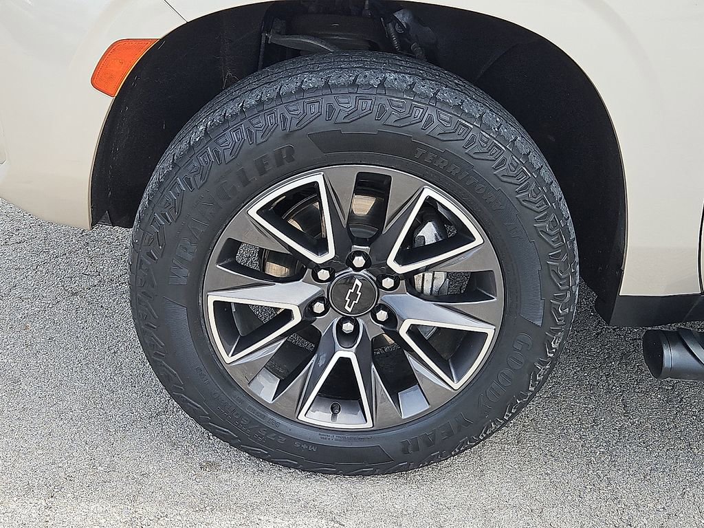 Used 2022 Chevrolet Tahoe Z71 w/ Z71 Off-Road Package AWD/4WD image 13