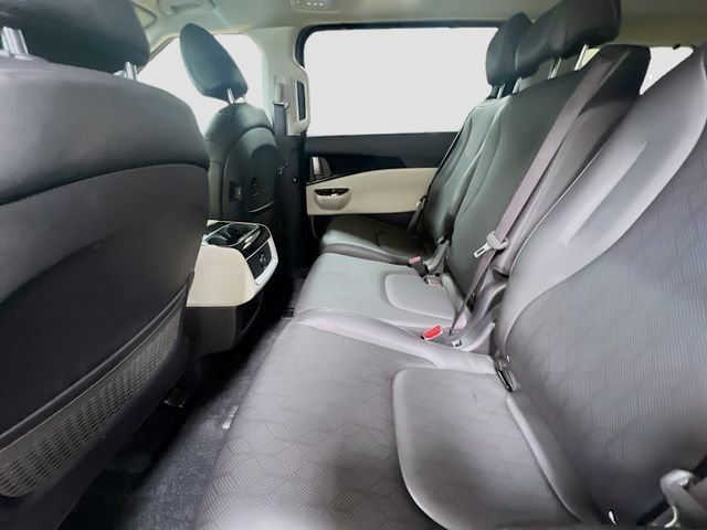 Used 2024 Kia Carnival EX image 25