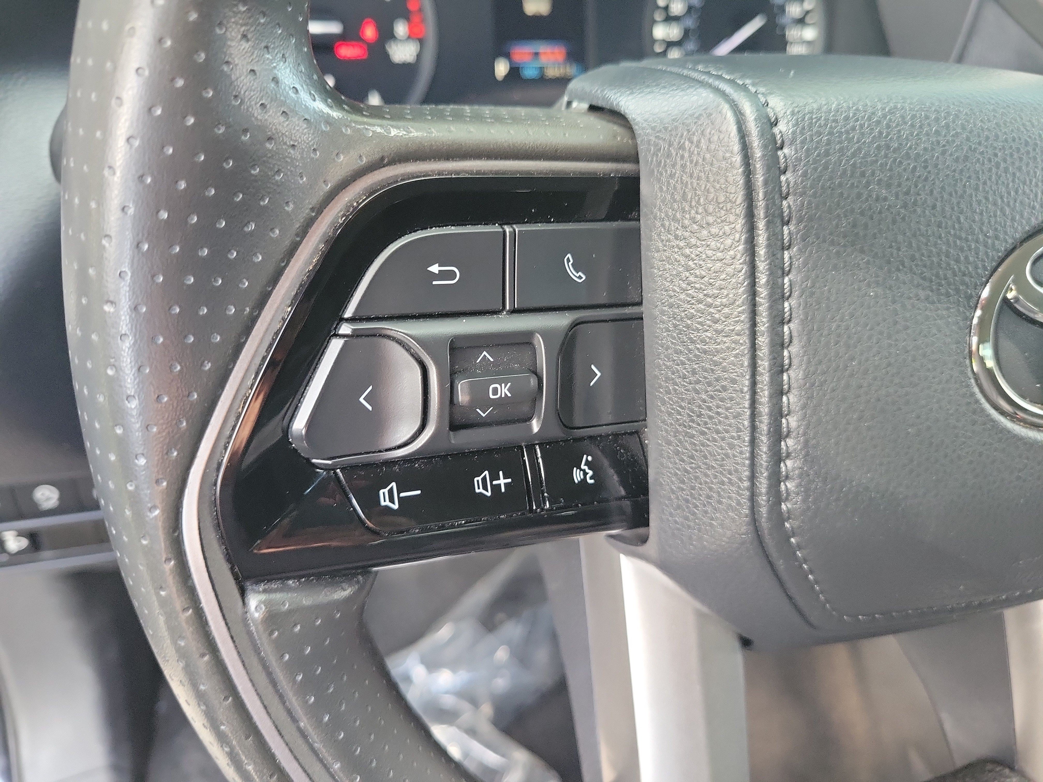 Used 2022 Toyota Tundra SR5 w/ SR5 Convenience Package AWD/4WD image 26