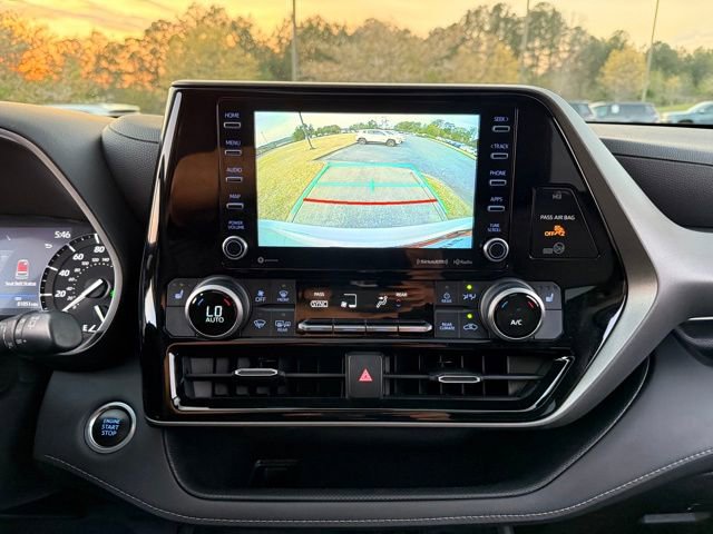 Used 2021 Toyota Highlander XLE FWD image 19