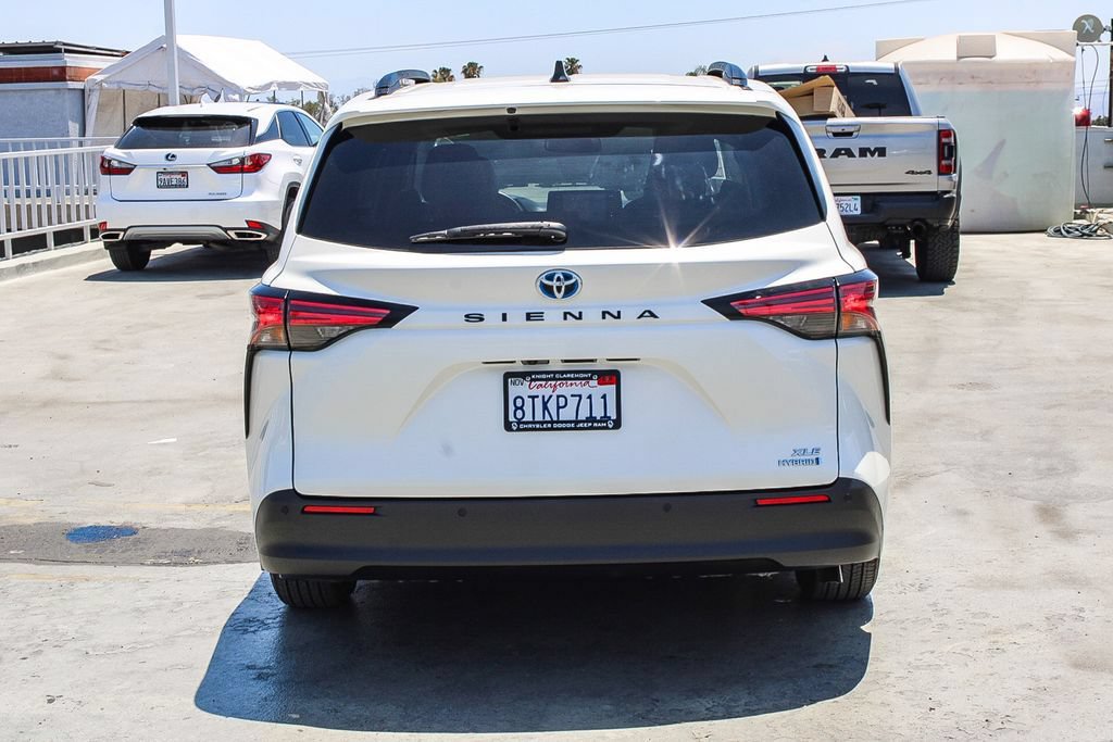 Used 2021 Toyota Sienna XLE w/ XLE Plus Package FWD image 8