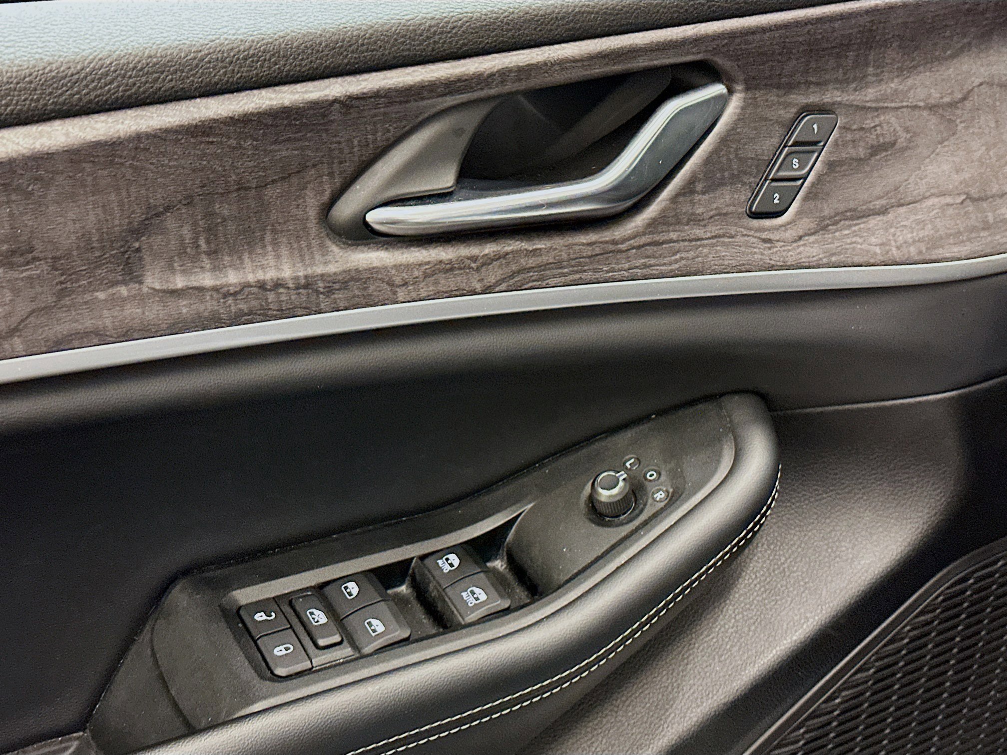 Used 2024 Jeep Grand Cherokee L Limited w/ Luxury Tech Group II image 15