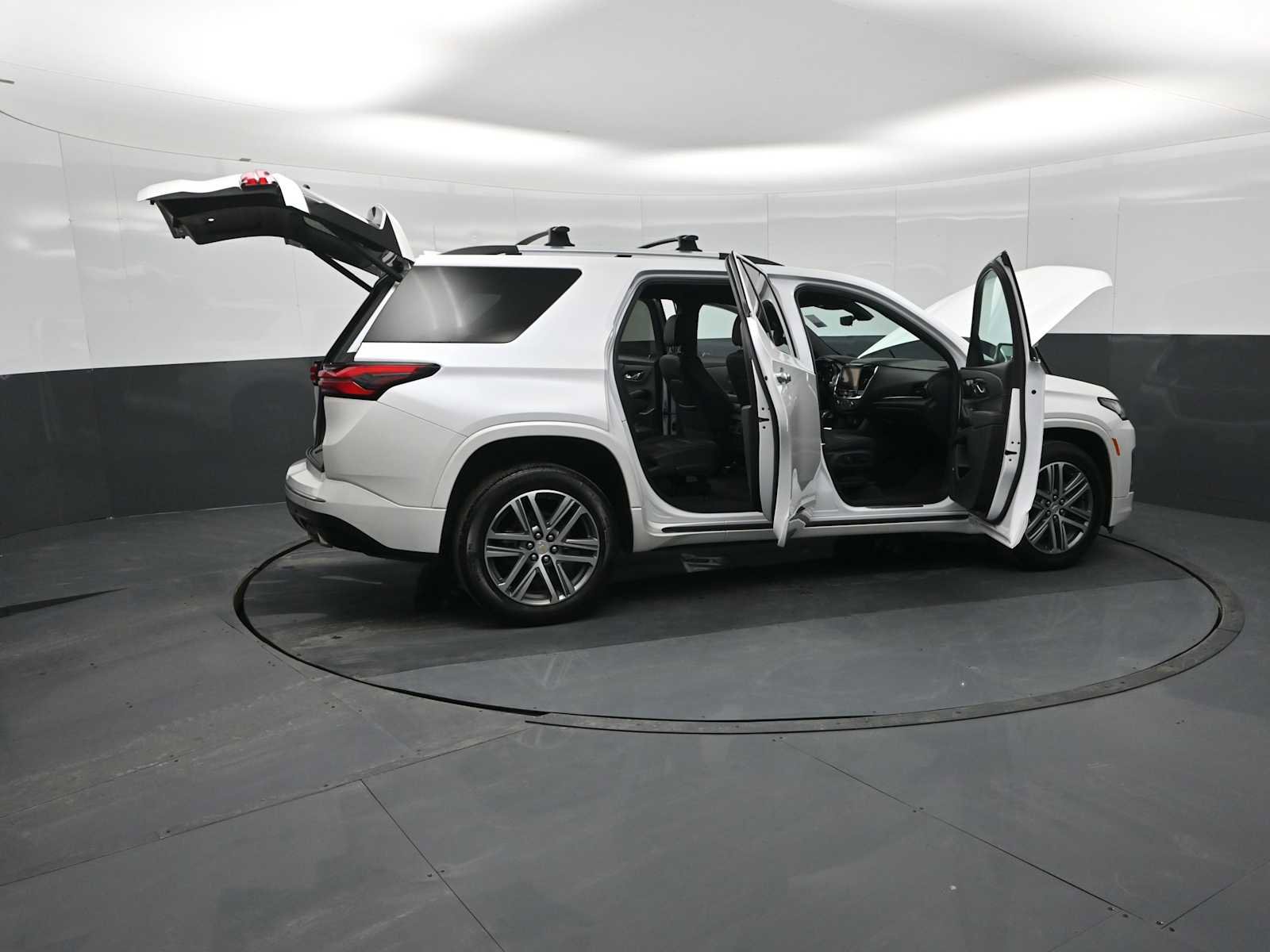 Used 2023 Chevrolet Traverse High Country image 37