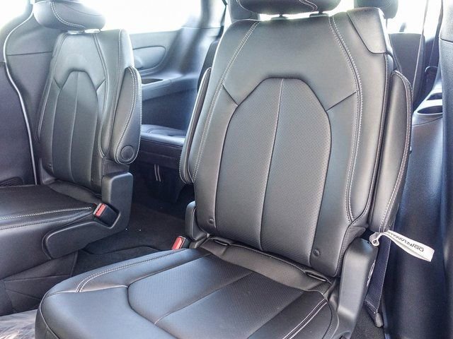 New 2026 Chrysler Pacifica Select image 12