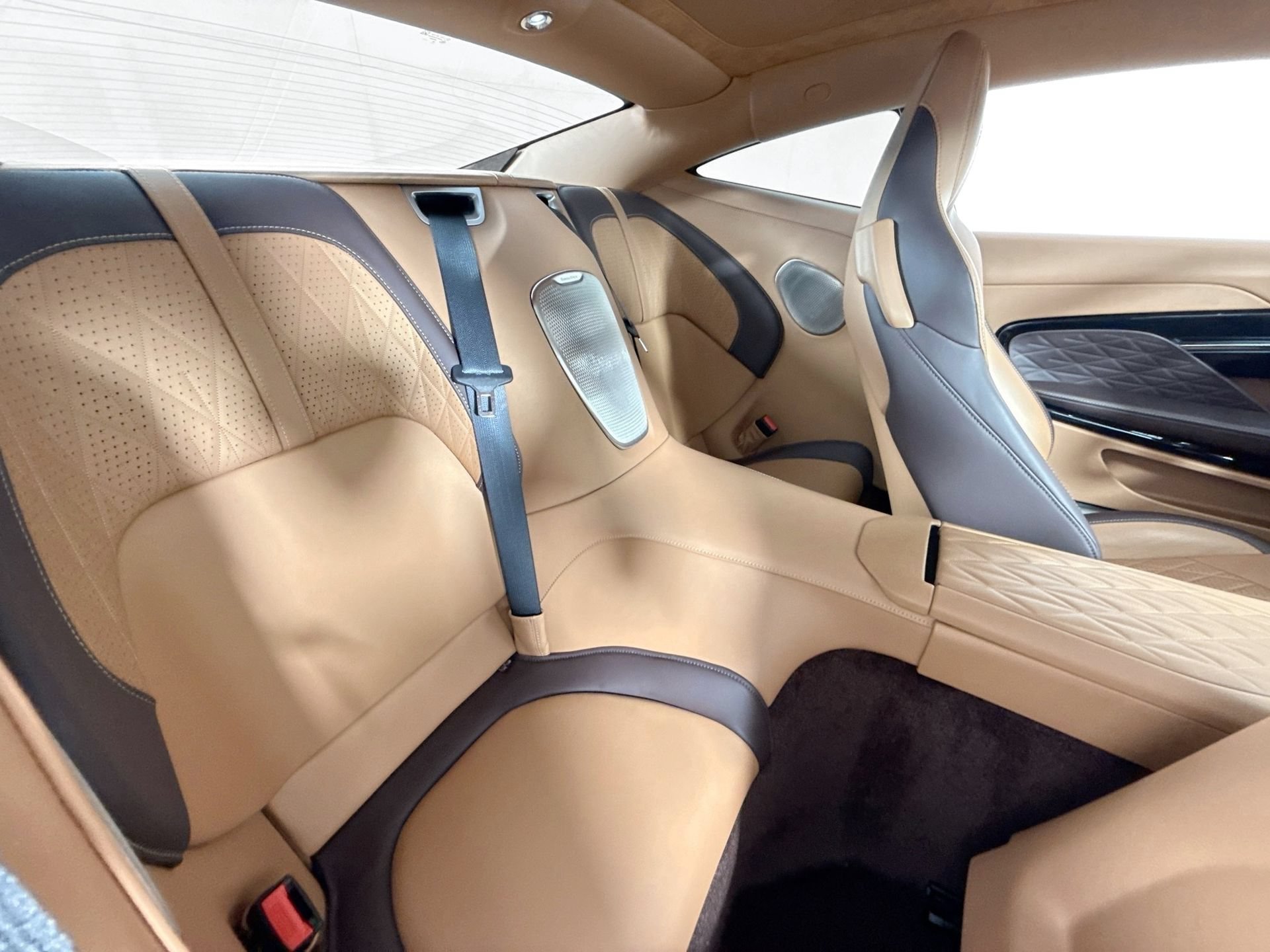 Used 2024 Aston Martin DB12 Coupe RWD image 22