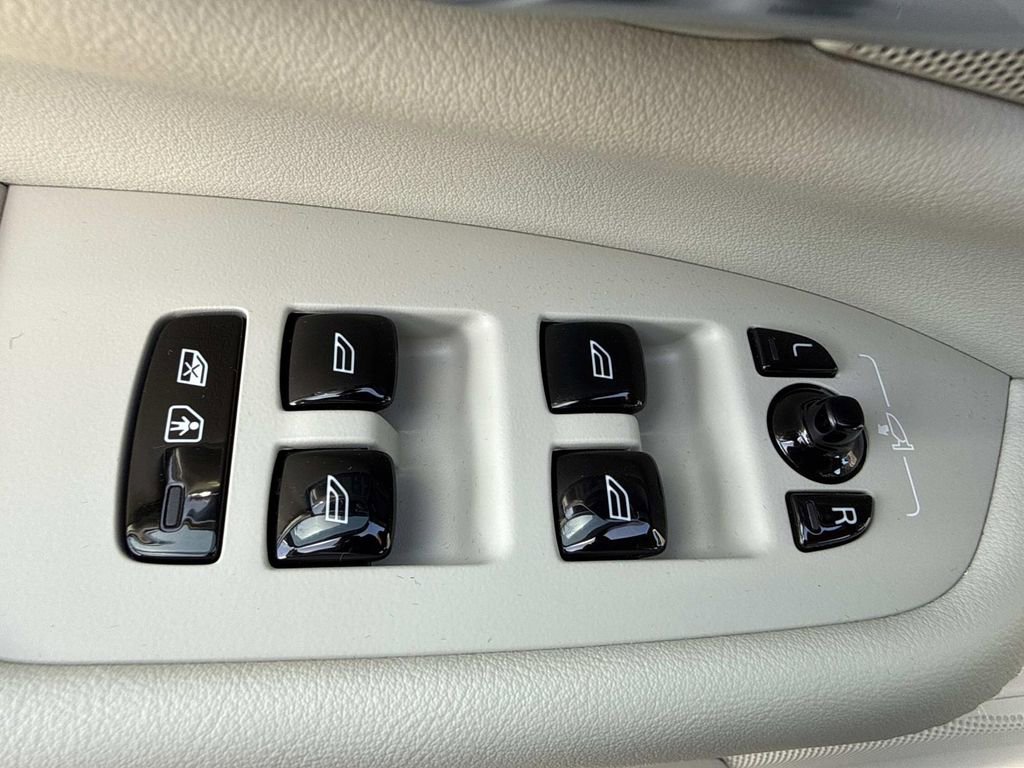 Used 2023 Volvo XC90 B6 Ultimate w/ Protection Package Premier image 20