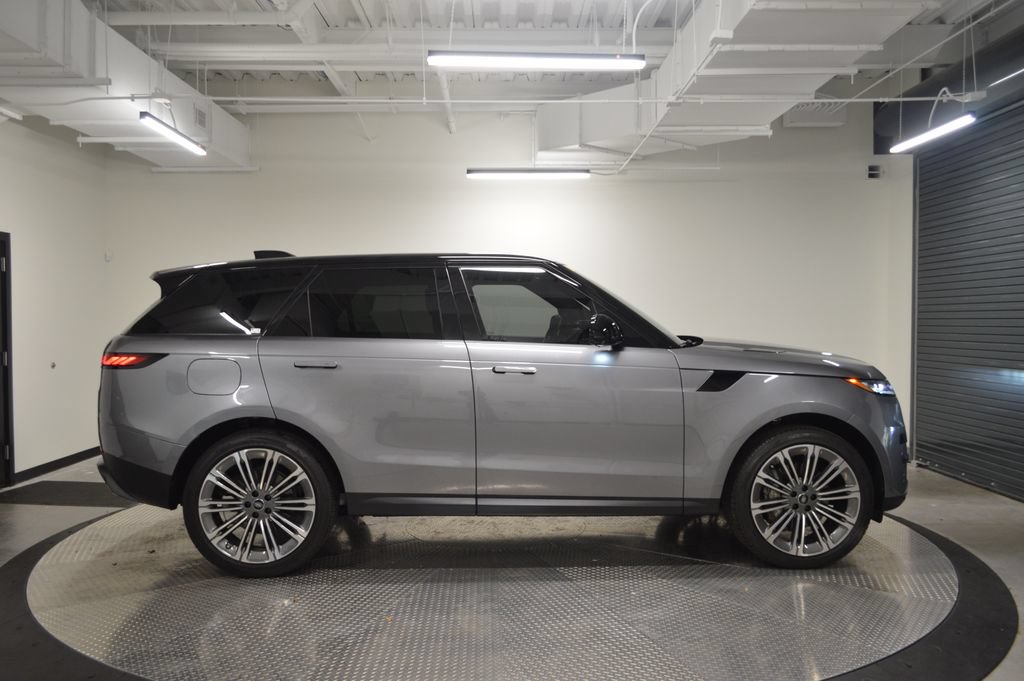 Used 2025 Land Rover Range Rover Sport SE AWD/4WD image 6