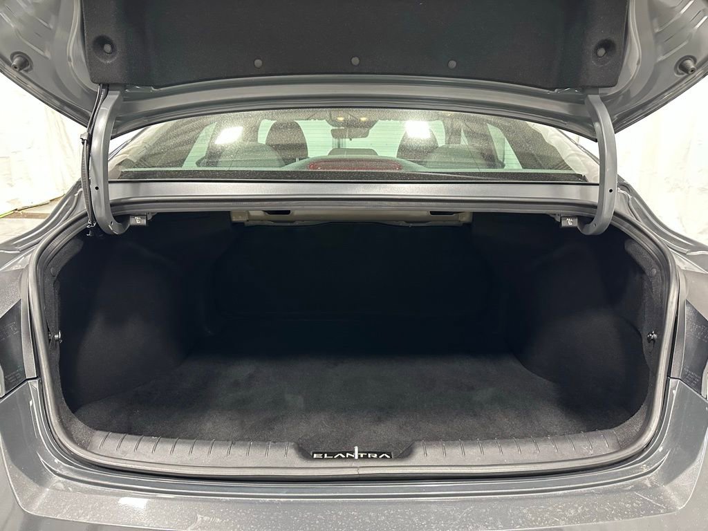 Used 2025 Hyundai Elantra SE image 43
