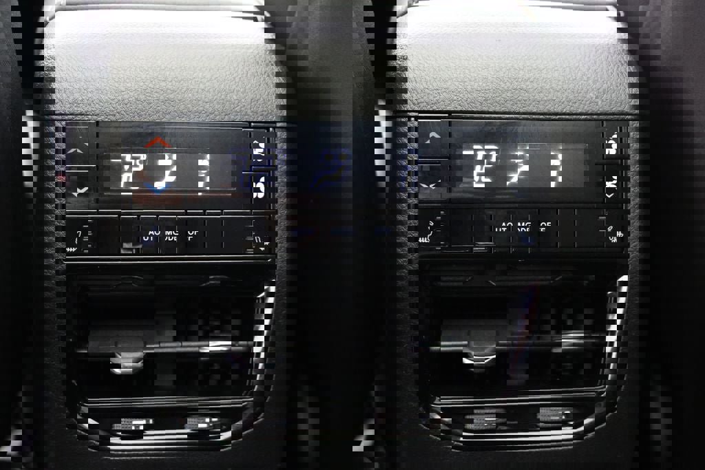 Used 2023 Jeep Grand Cherokee L Limited w/ Luxury Tech Group II image 13