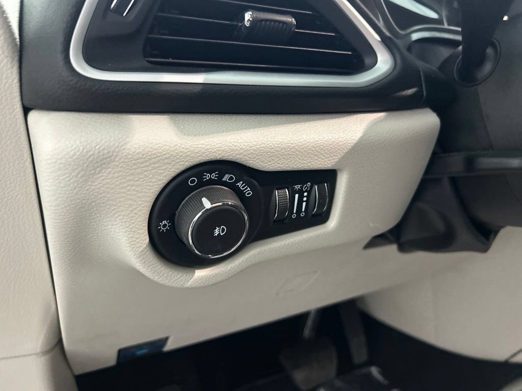 Used 2024 Chrysler Pacifica Touring-L FWD image 22
