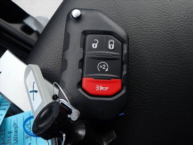 Used 2025 Jeep Wrangler Unlimited Rubicon w/ Convenience Group AWD/4WD image 25