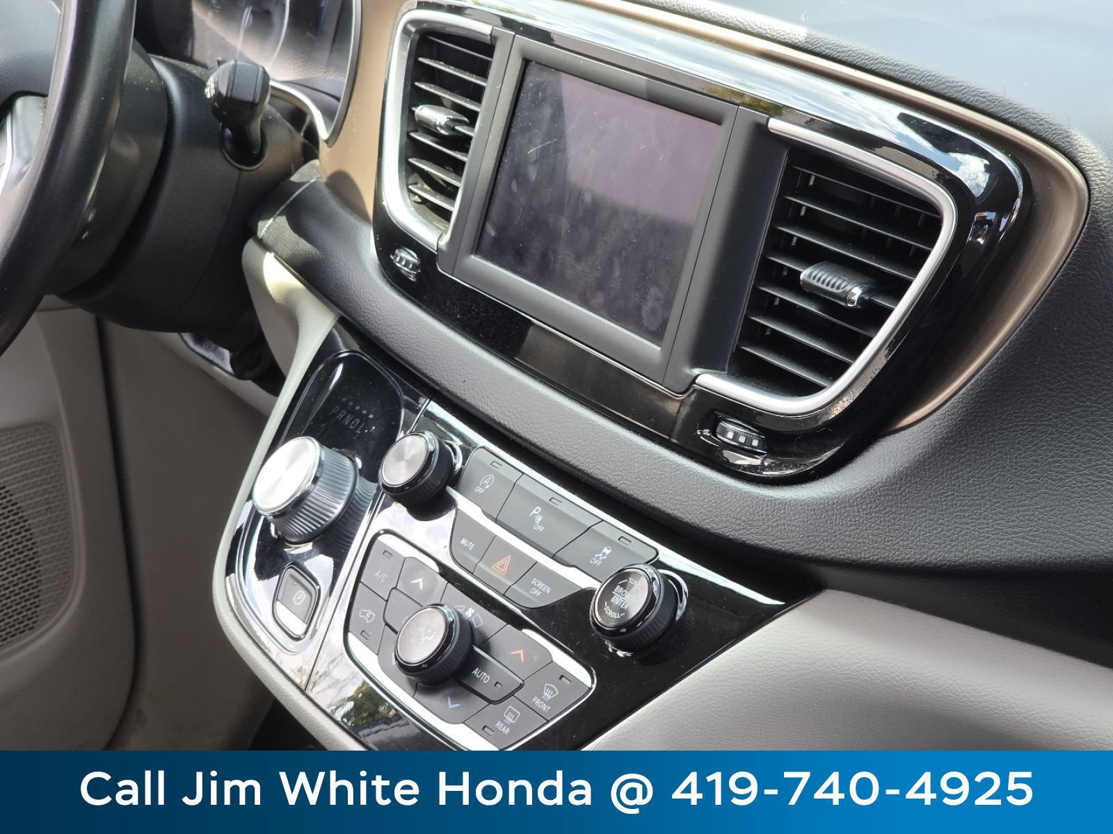 Used 2018 Chrysler Pacifica Touring-L FWD image 20