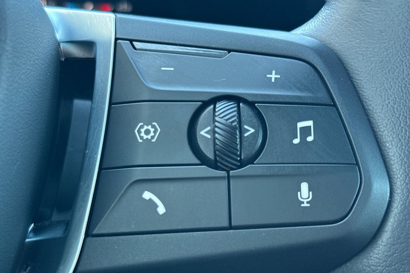 Used 2025 BMW X2 xDrive28i w/ Premium Package image 31