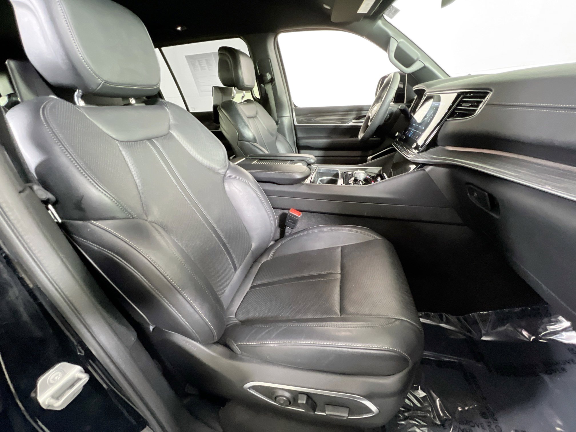 Used 2022 Jeep Wagoneer Series III w/ Rear Seat Video Group 1 image 31