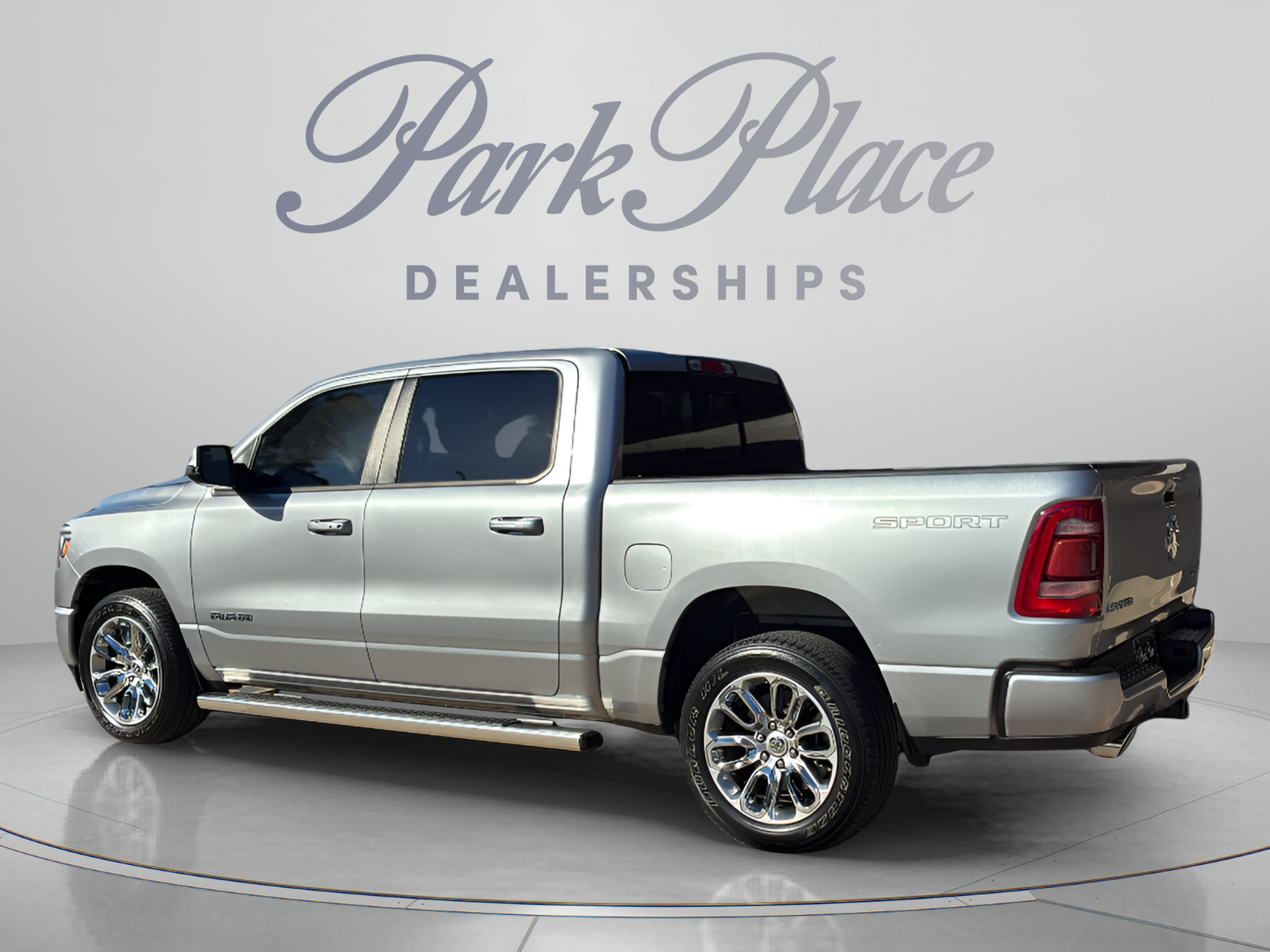 Used 2023 RAM 1500 Laramie AWD/4WD image 3