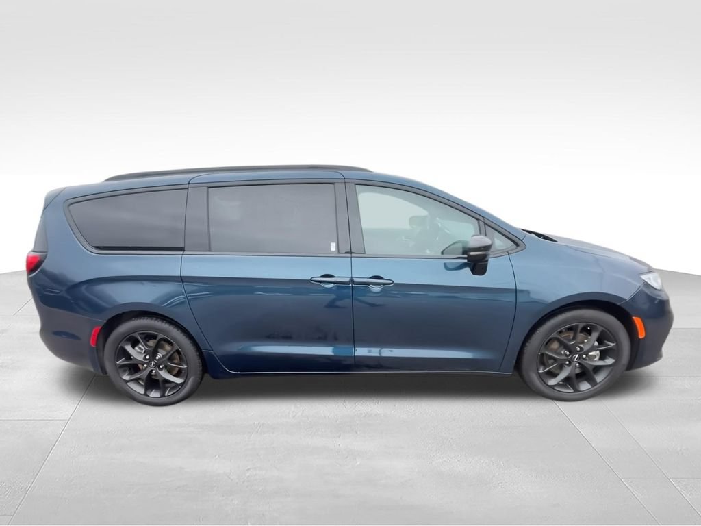 Used 2025 Chrysler Pacifica Limited FWD image 9