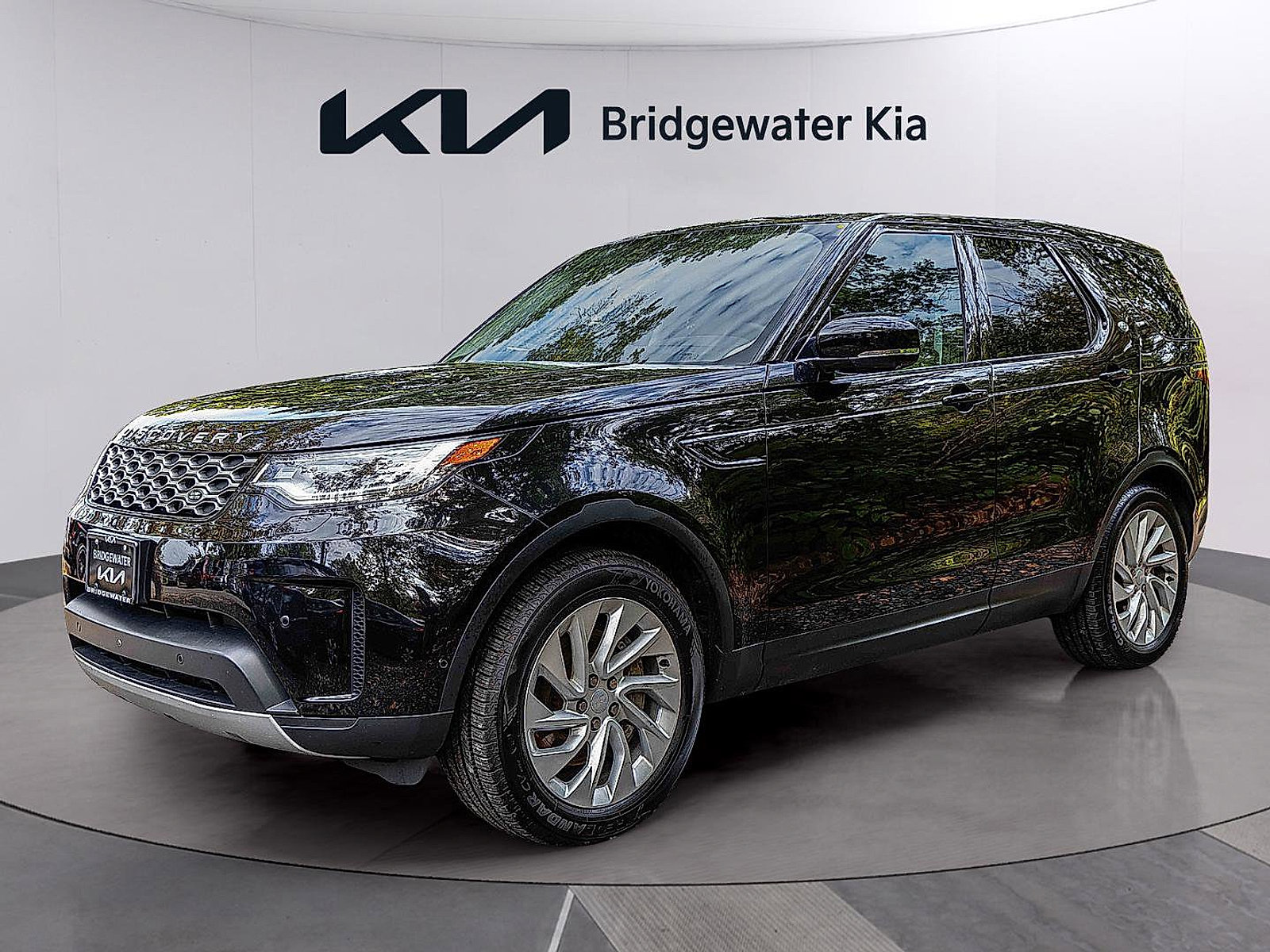 Used 2024 Land Rover Discovery S image 4