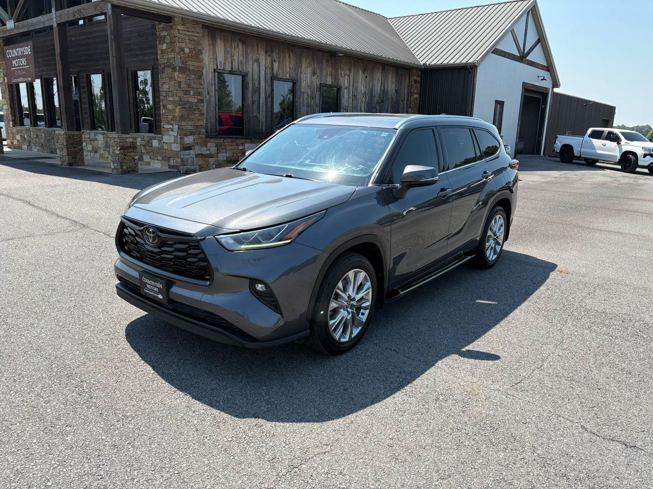 Used 2021 Toyota Highlander Limited FWD image 3