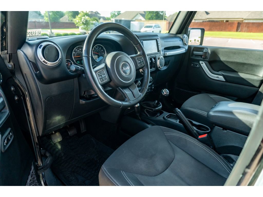 Used 2017 Jeep Wrangler Unlimited Sahara w/ Connectivity Group AWD/4WD image 10
