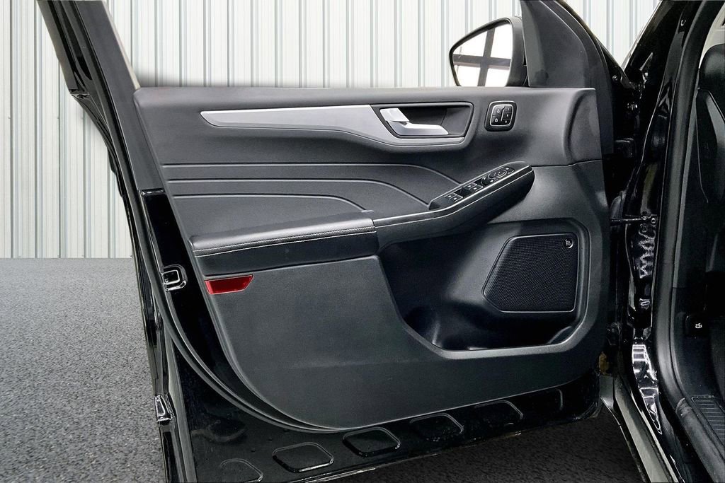 Used 2025 Ford Escape SE w/ PHEV Premium Package image 19