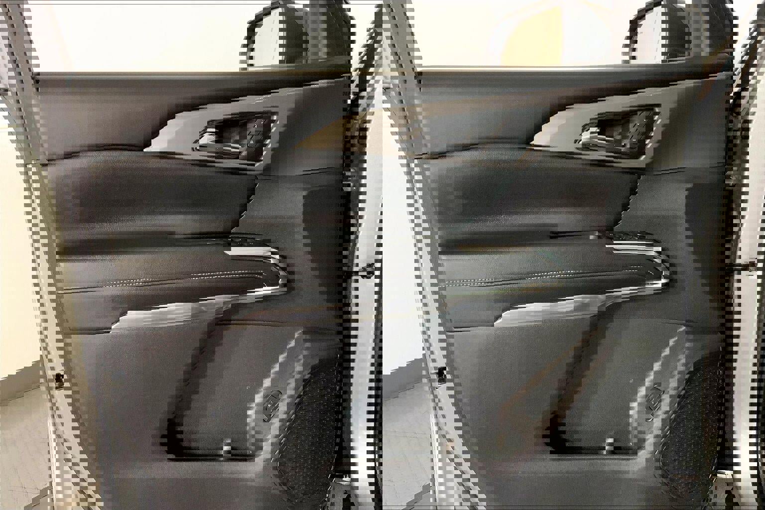 Used 2024 Chevrolet Traverse LT image 25