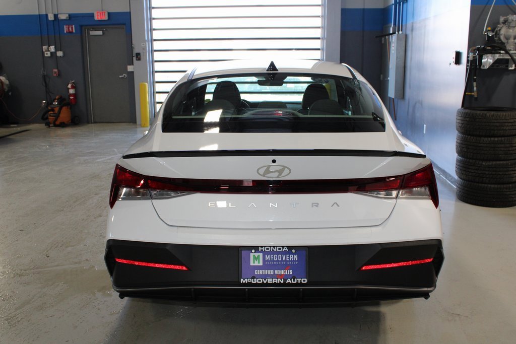 Used 2025 Hyundai Elantra Sport image 39
