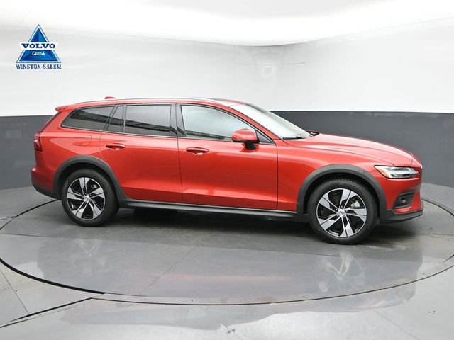 Used 2025 Volvo V60 B5 Cross Country Plus AWD/4WD video 1