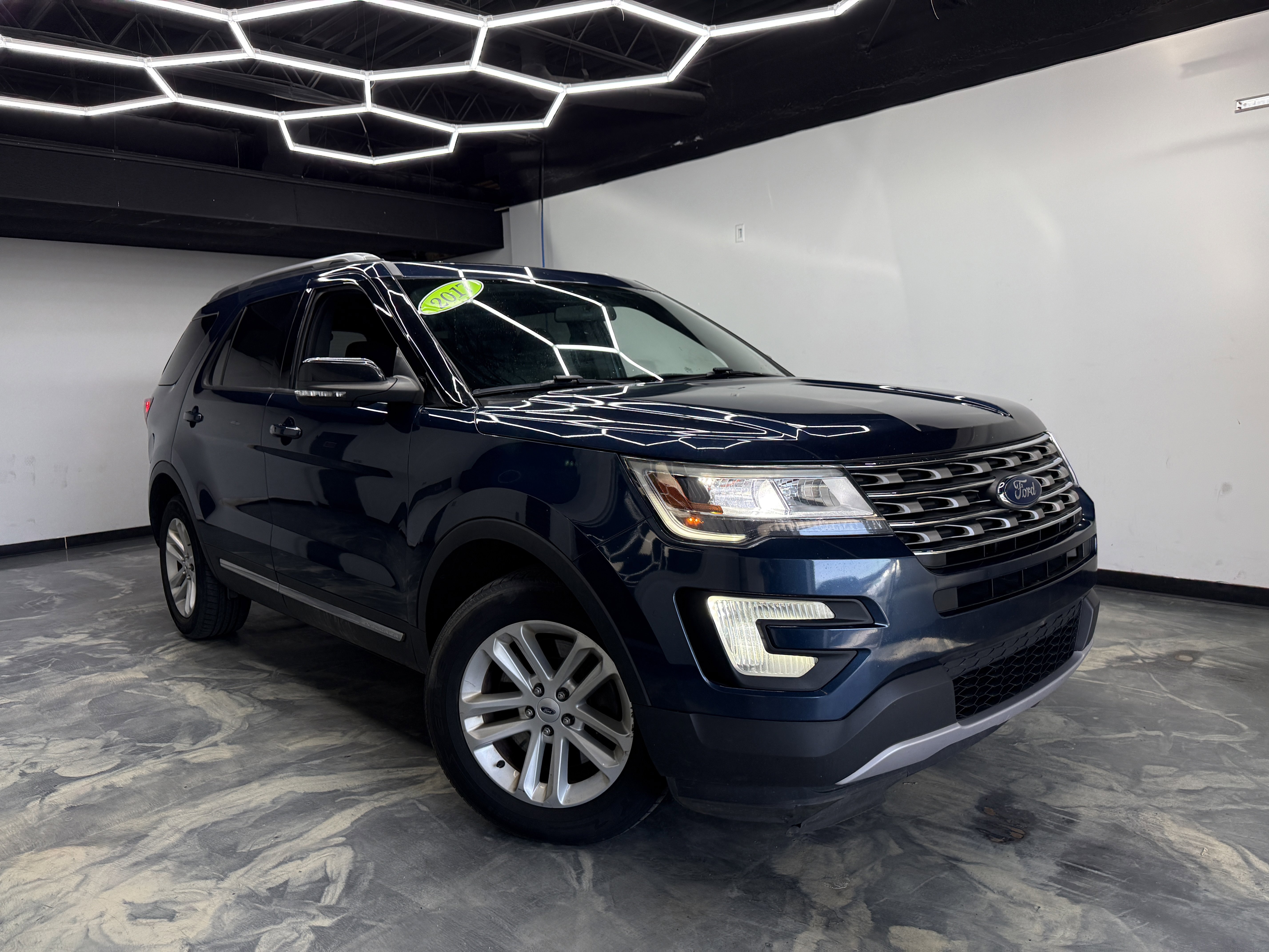 Used 2017 Ford Explorer XLT image 6