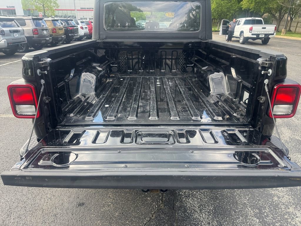 Used 2023 Jeep Gladiator Sport AWD/4WD image 17
