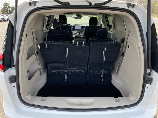 Used 2024 Chrysler Pacifica Touring-L FWD image 19
