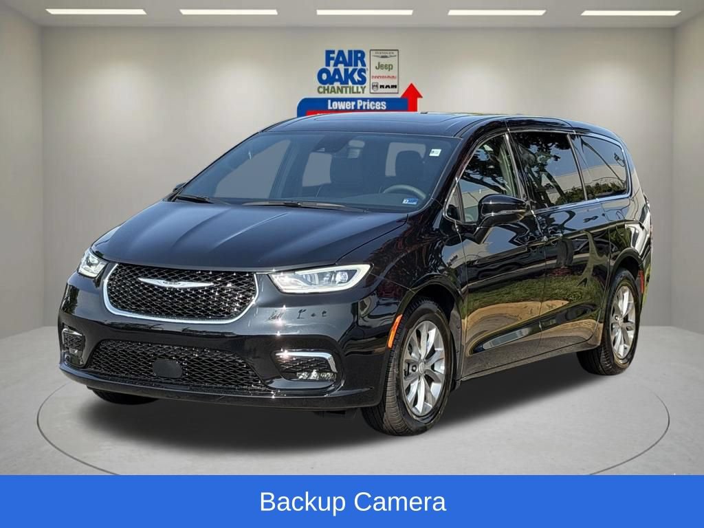 Used 2026 Chrysler Pacifica Limited FWD image 3