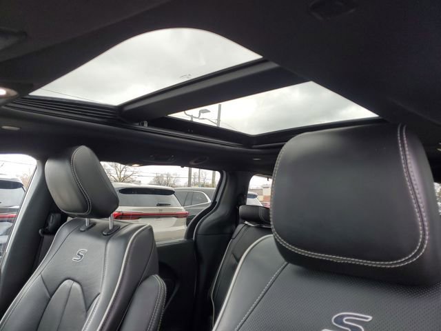 Used 2025 Chrysler Pacifica Limited FWD image 7