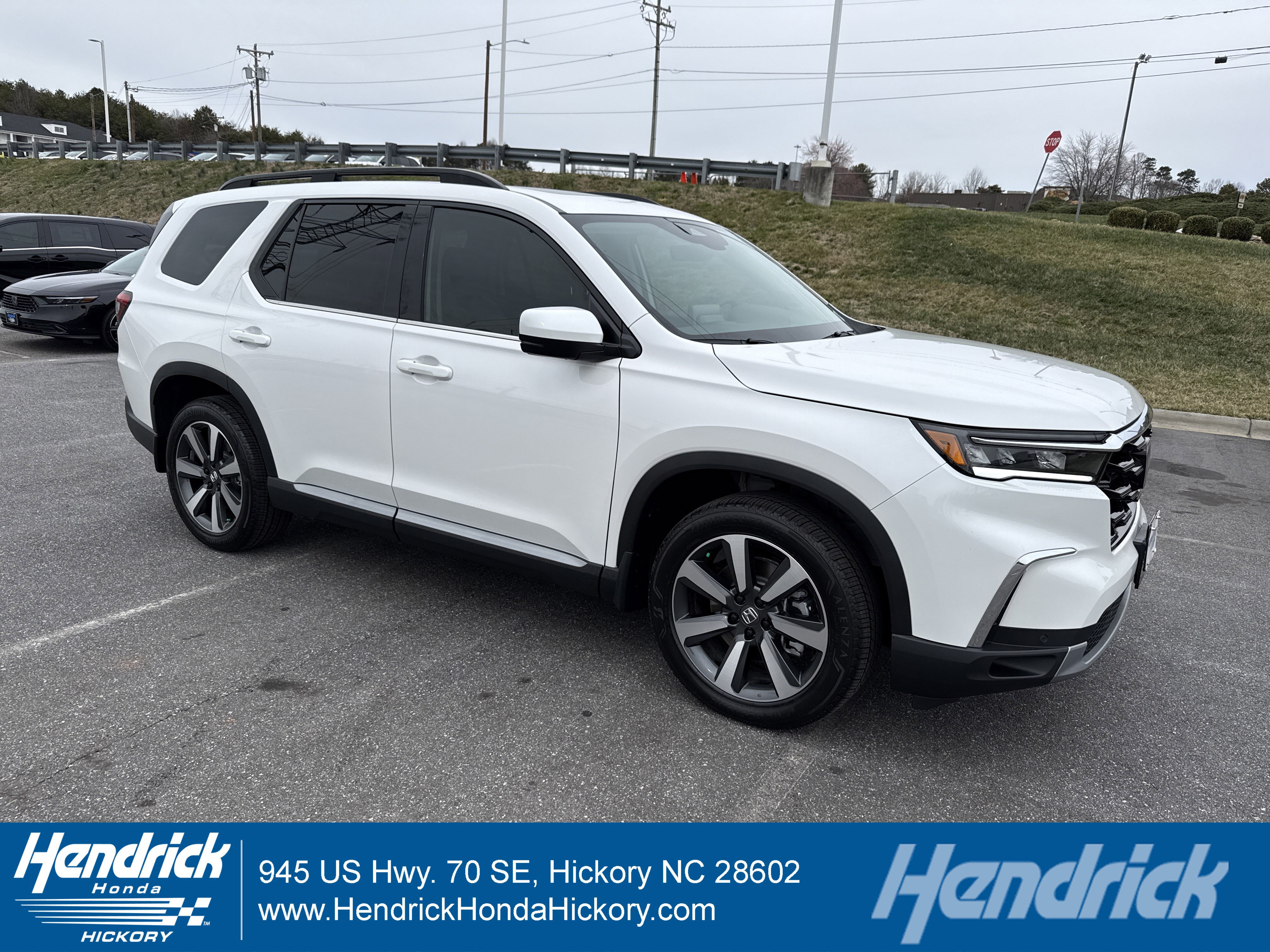 Certified 2025 Honda Pilot Touring image 1