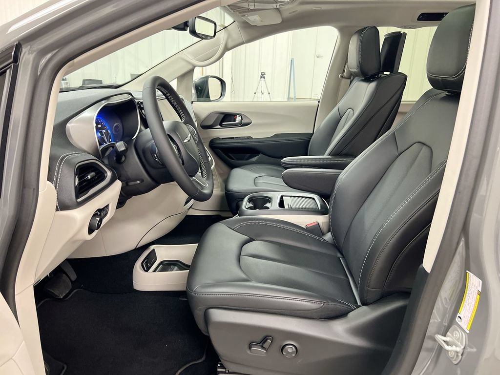 Used 2023 Chrysler Pacifica Touring-L w/ Uconnect Theater Family Group AWD/4WD image 20