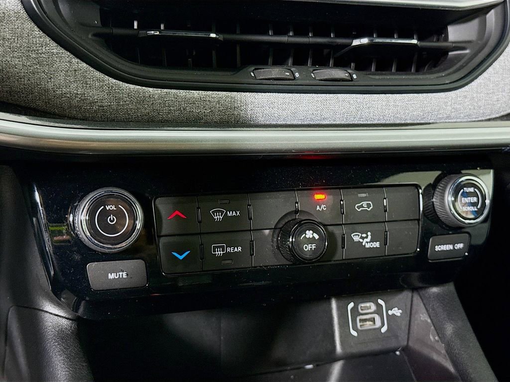 Used 2024 Jeep Compass Latitude AWD/4WD image 7