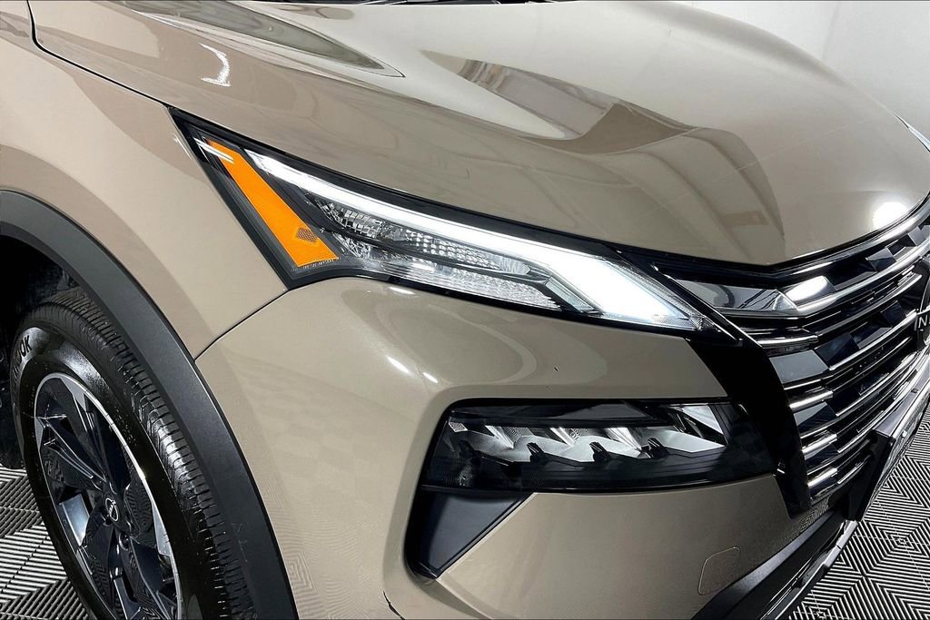 Used 2025 Nissan Rogue SV image 39