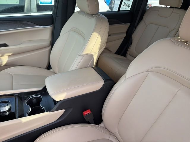 Used 2025 Jeep Grand Cherokee Limited w/ Trailer Tow Package image 9