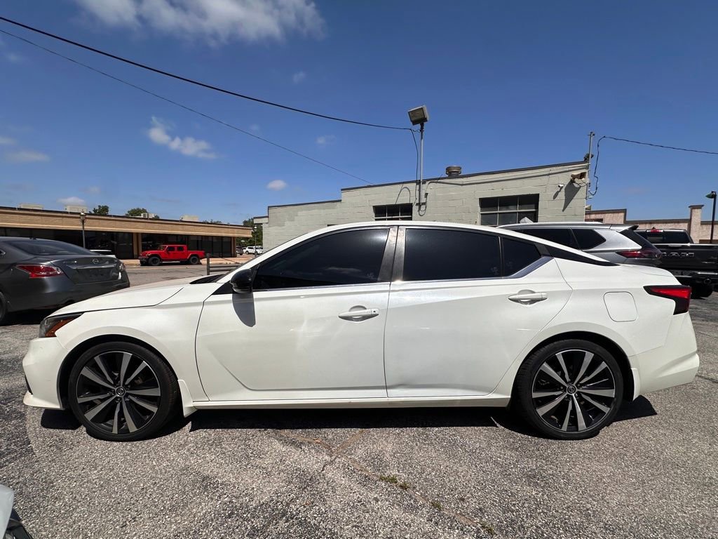 Used 2020 Nissan Altima 2.5 SR w/ Premium Package FWD image 2
