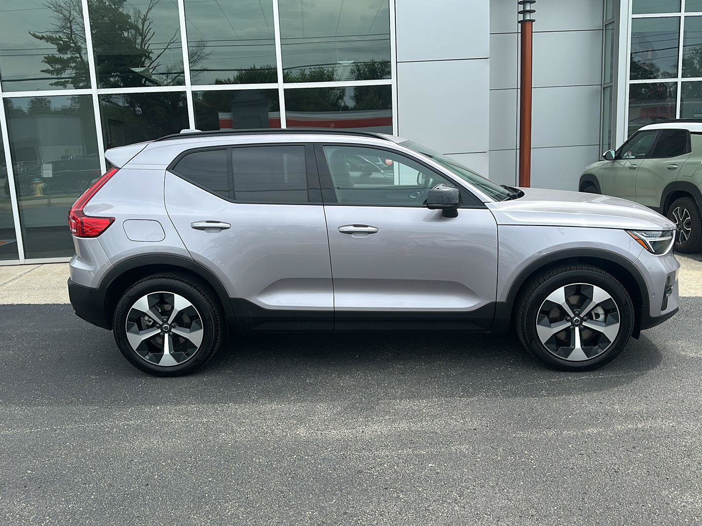 Used 2026 Volvo XC40 B5 Plus AWD/4WD image 2