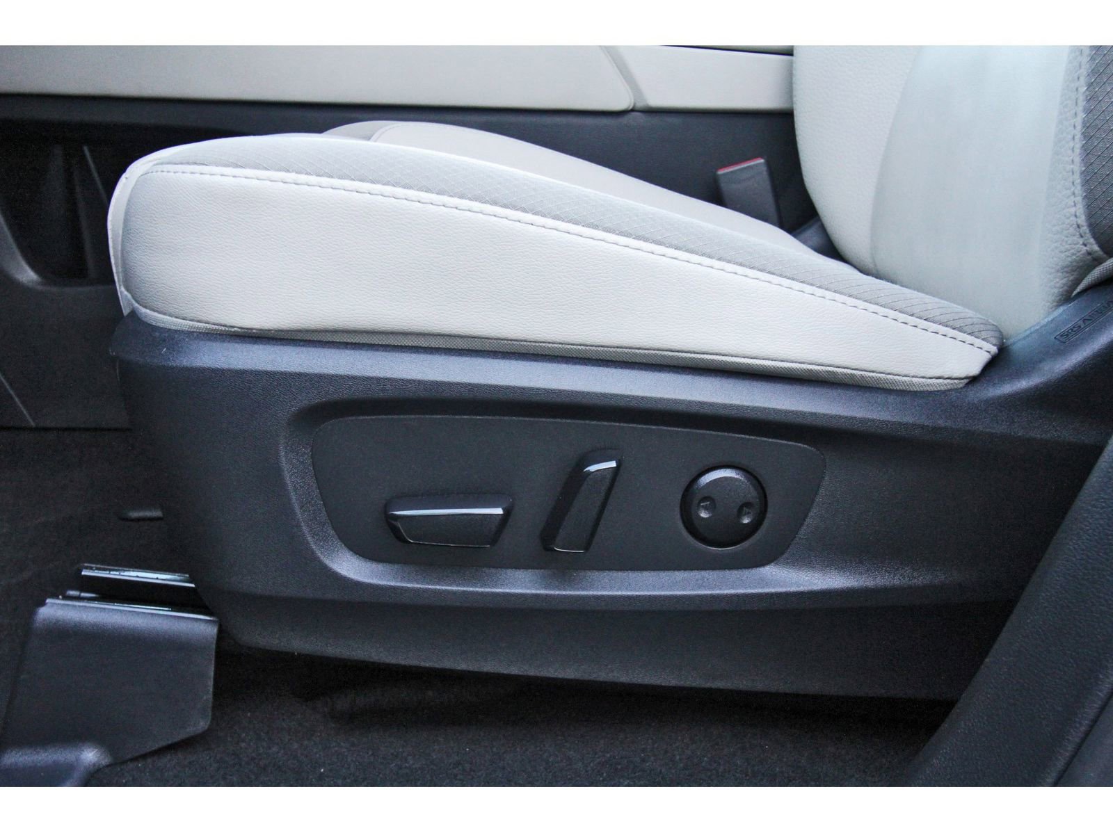 Used 2025 Nissan Pathfinder SL image 34