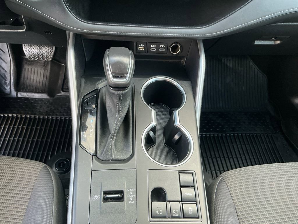 Used 2023 Toyota Highlander LE FWD image 12