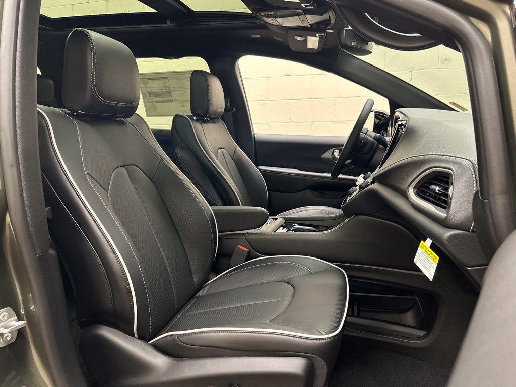 New 2027 Chrysler Pacifica Limited FWD image 14