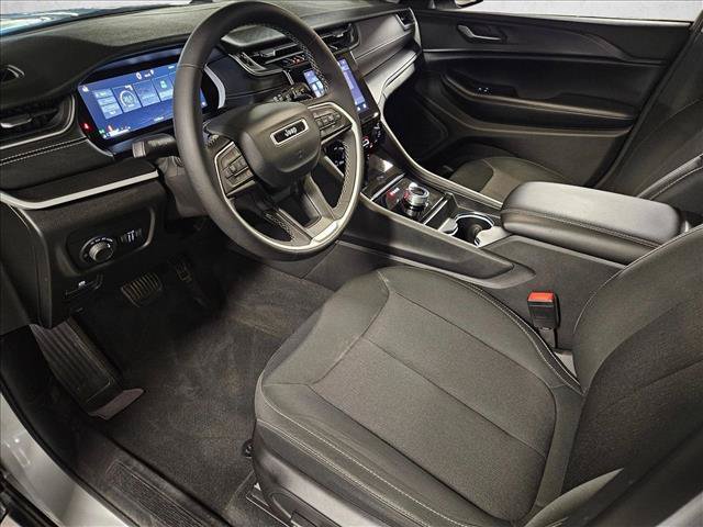 Used 2024 Jeep Grand Cherokee Laredo X RWD image 10
