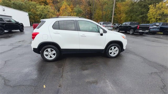 Used 2022 Chevrolet Trax LT w/ LT Convenience Package image 9